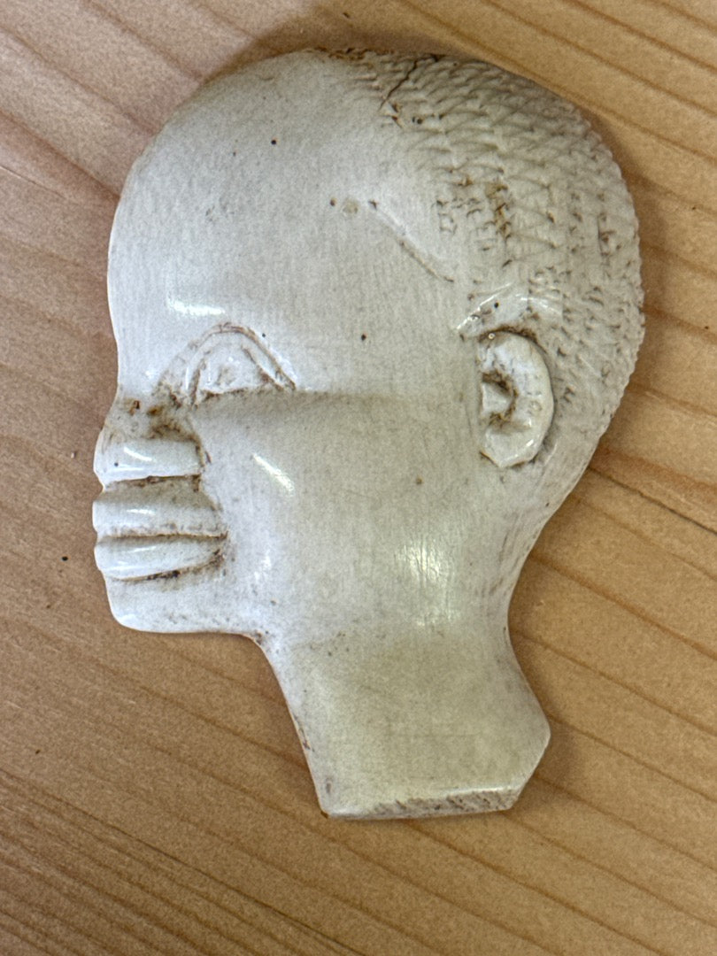 Broche en os – Vintage – Bijoux – Tête africaine sculptée