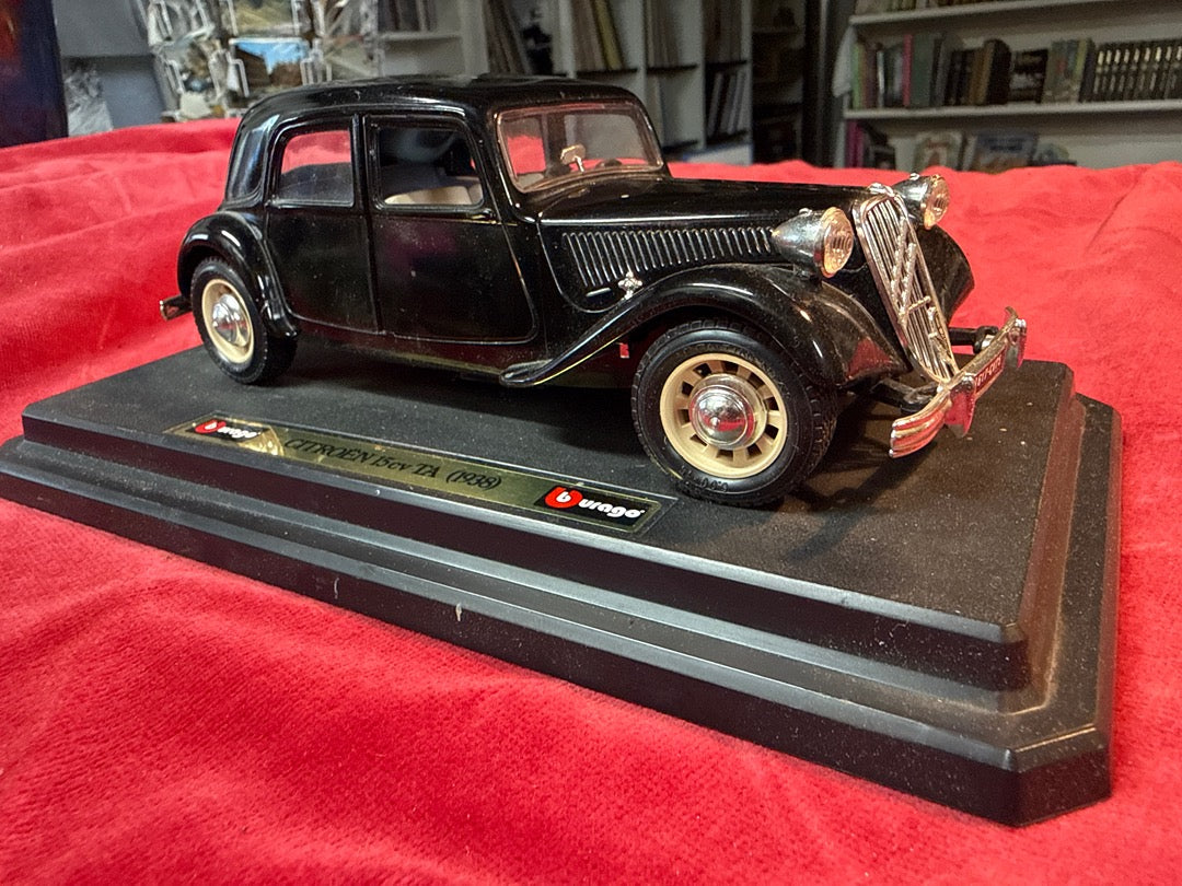 Voiture miniature – Citroën 15 Cv Bburago – Collection – Noir