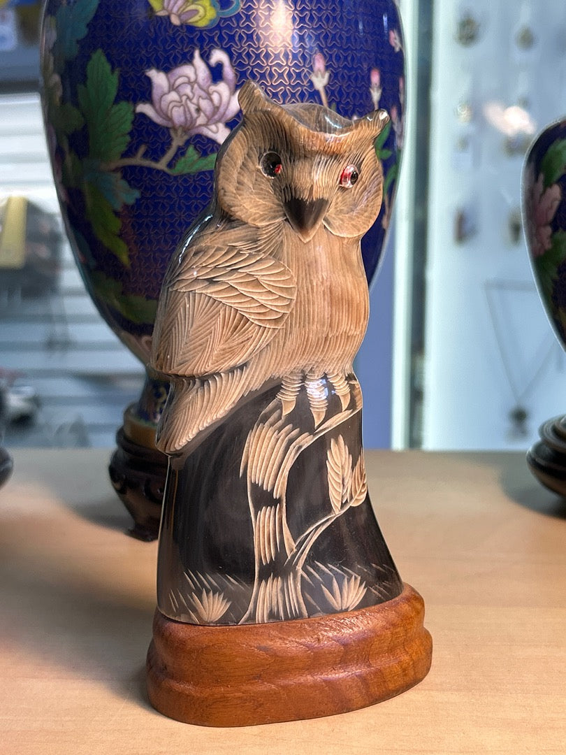 Figurine Chouette / hibou en corne sculptée