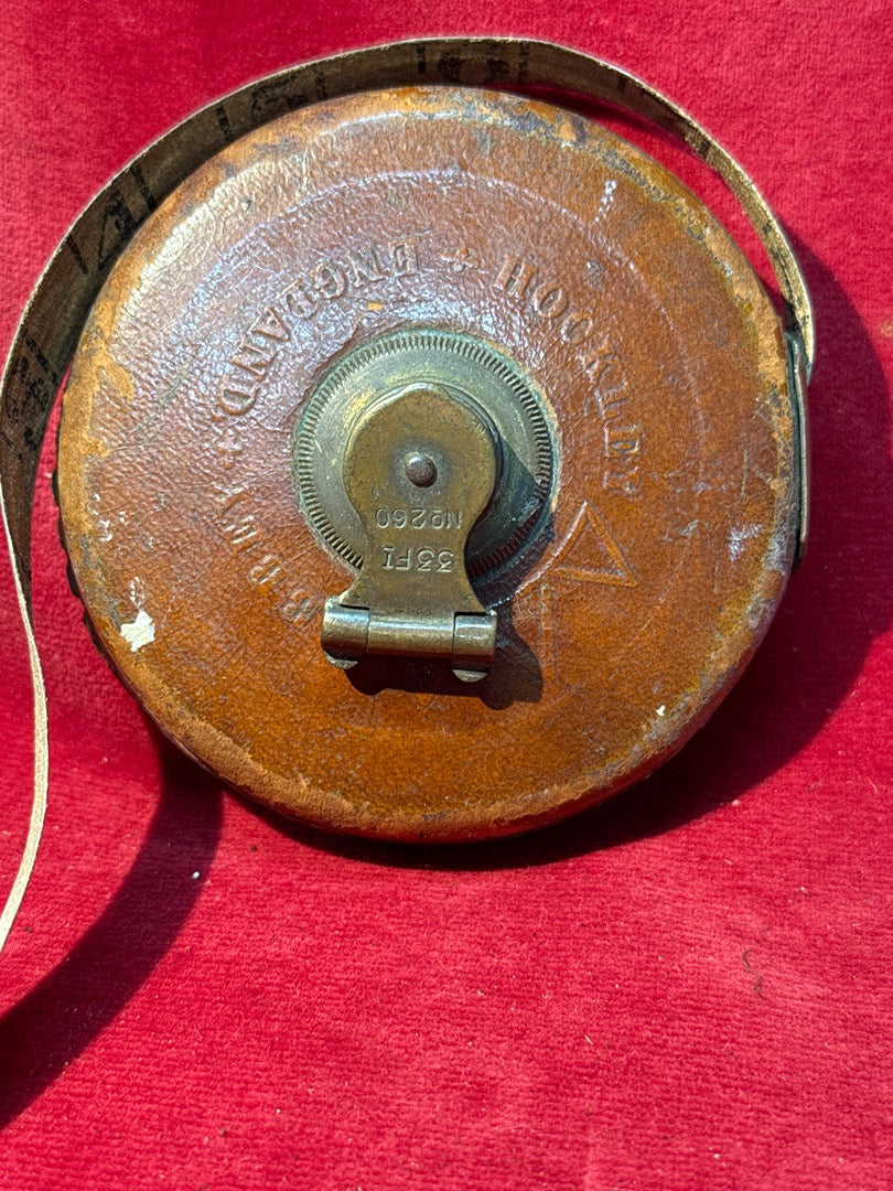 Ancien mètre ruban de mesure en cuir et laiton England Rabone