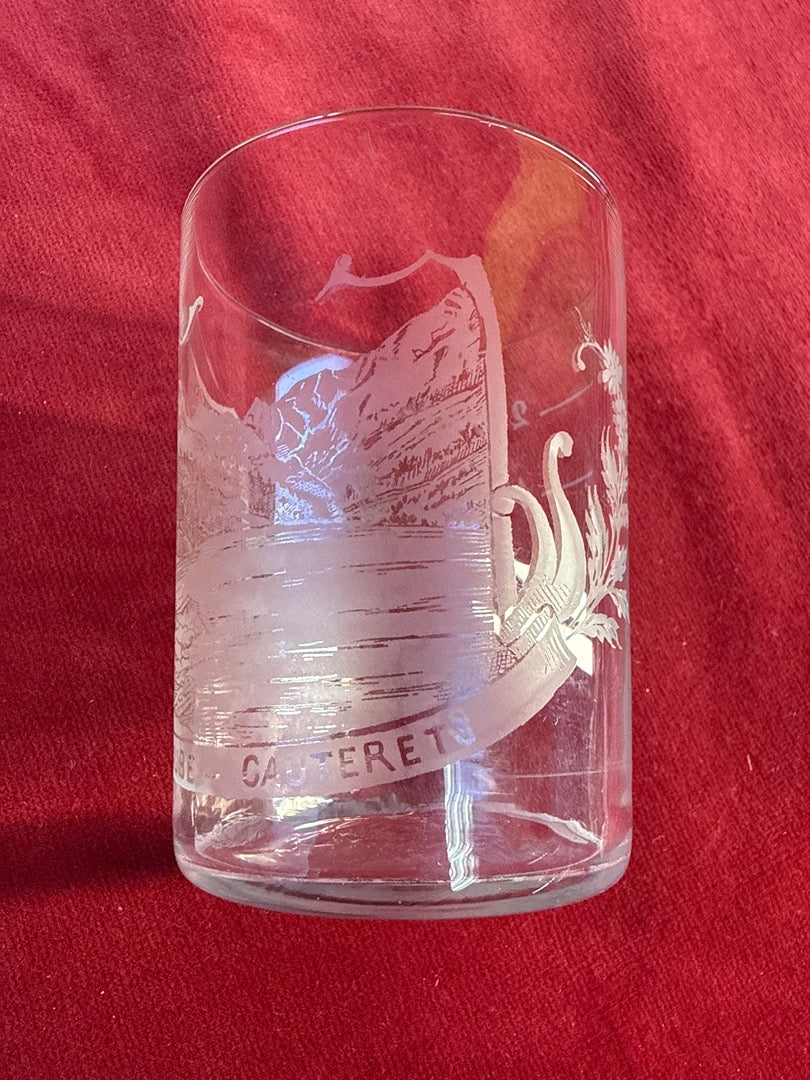 Verre de cure gradué Cauterets, décor gravé du lac de Gaube