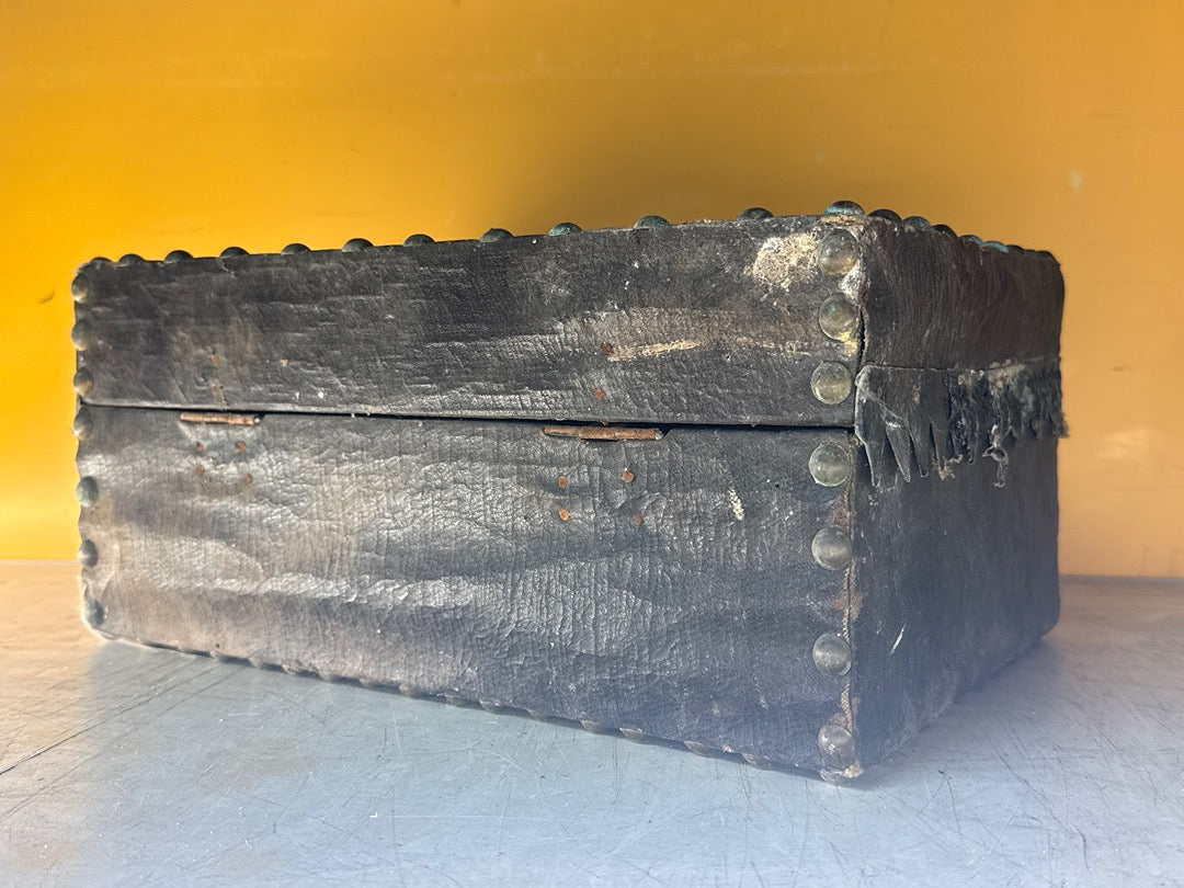 Coffre ancien – Boîte de rangement en bois clouté