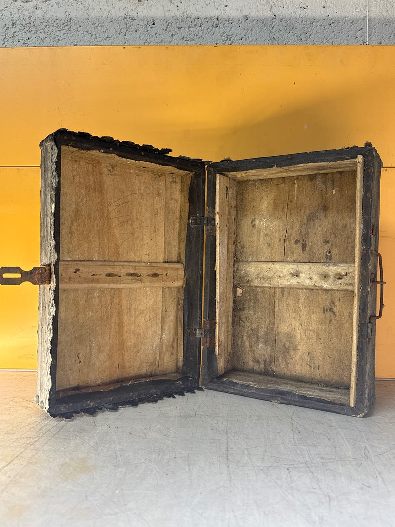 Coffre ancien – Boîte de rangement en bois clouté