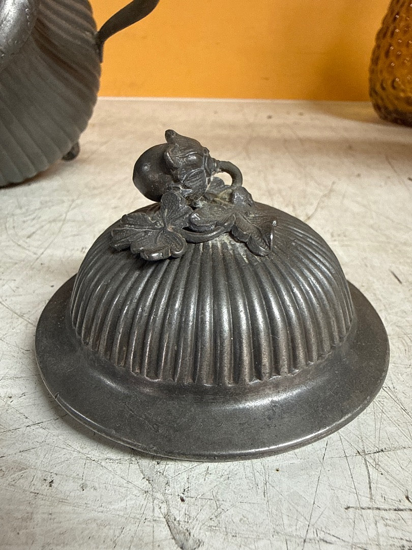 Pot en étain – Décoration – Ancien pot couvert godronné