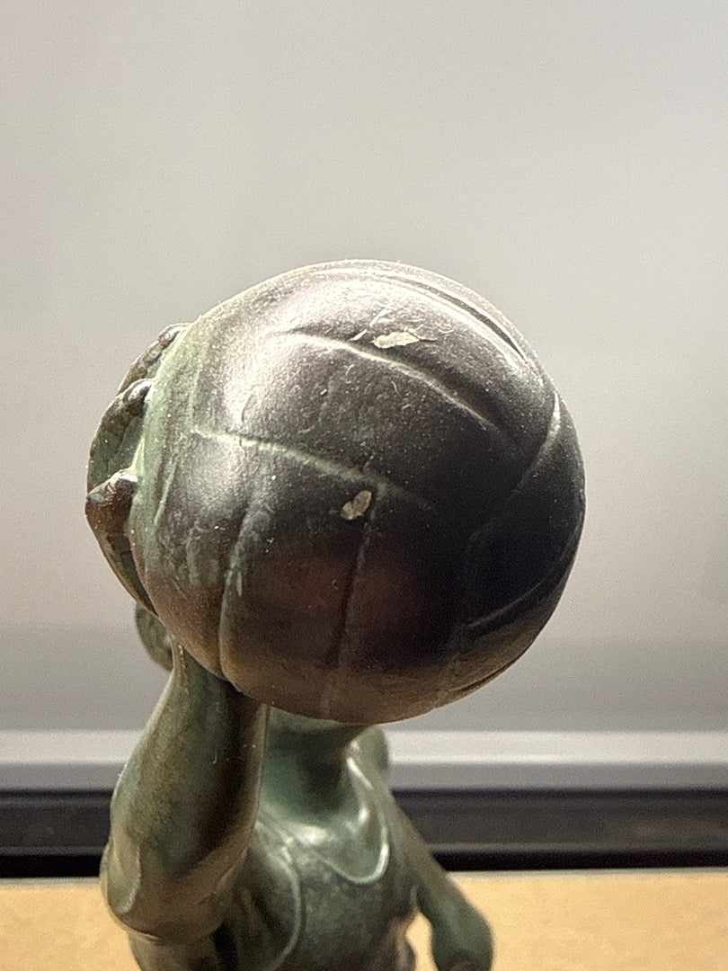 Statue – Objet de décoration – Joueur de volley patine verte