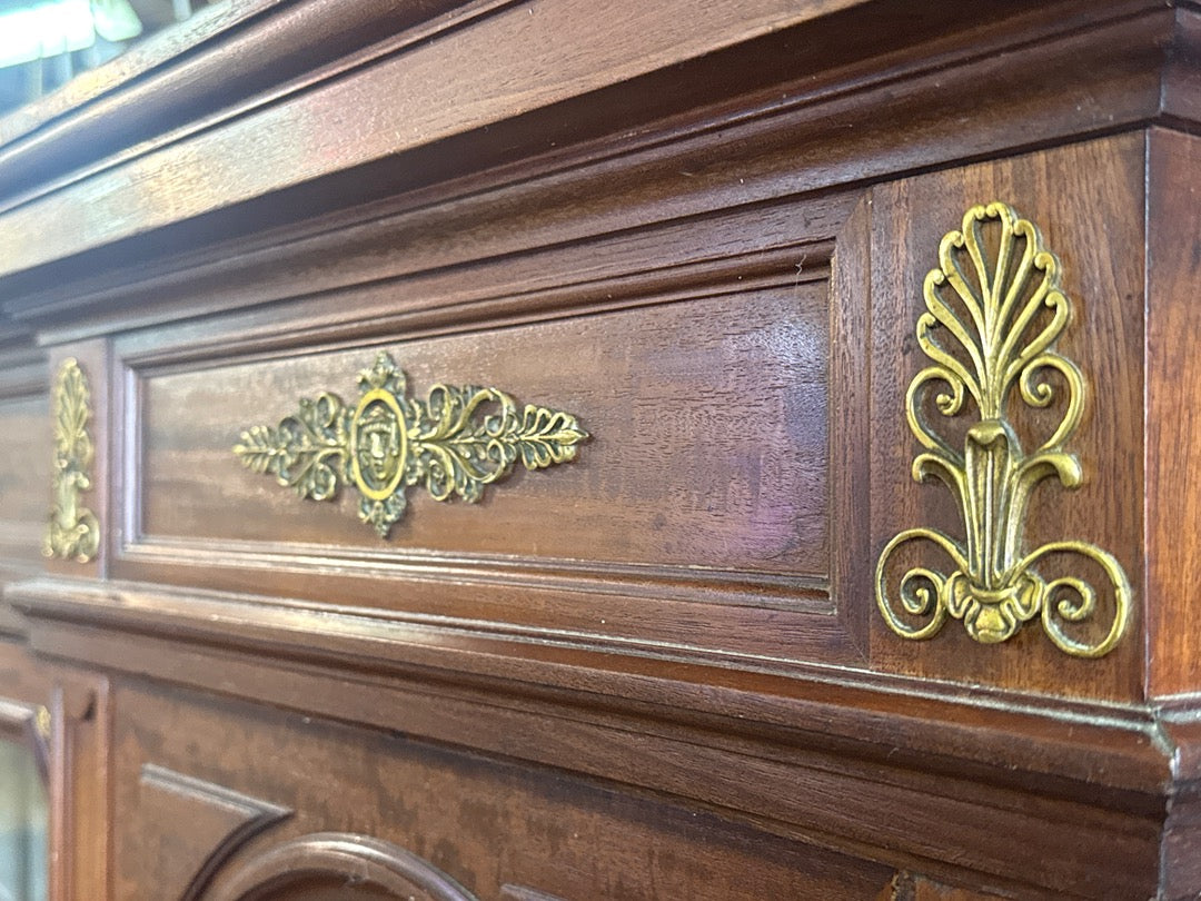 Bibliothèque ancienne en bois avec ornements en bronze