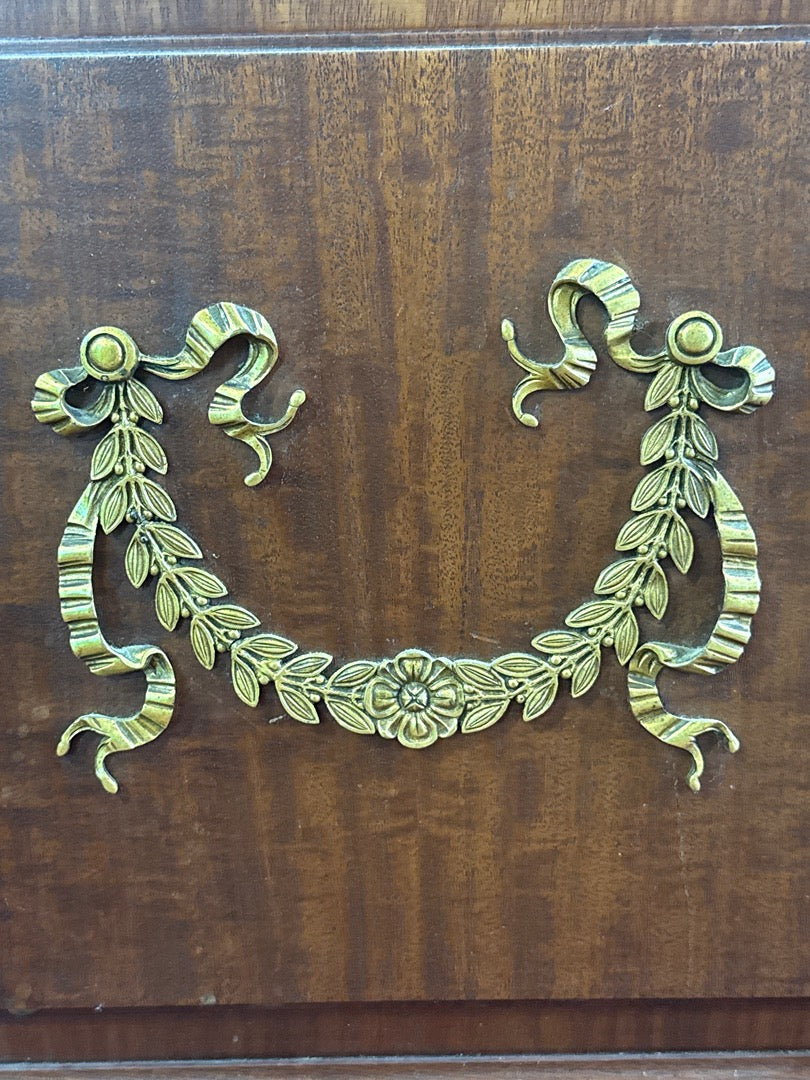 Bibliothèque ancienne en bois avec ornements en bronze