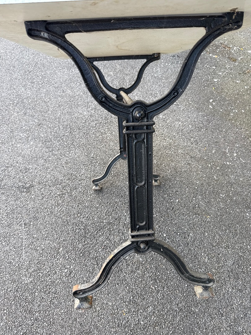 Table de bistrot – Vintage – Mobilier – Plateau moucheté