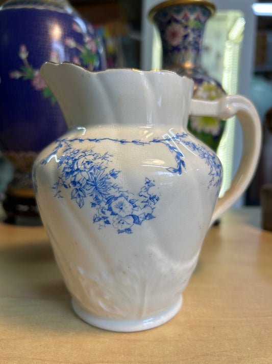 Pichet Staffordshire blanc à fleurs bleues
