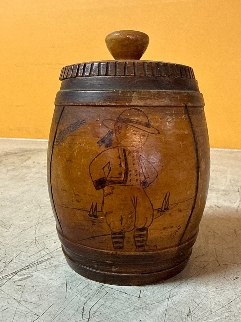 Boîte tonneau vintage – Bois sculpté motif personnage