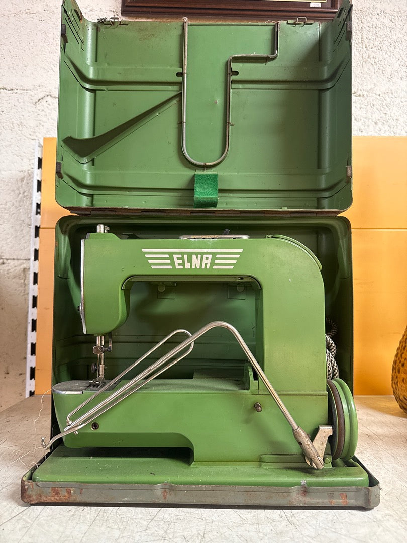 Machine à coudre – Elna Grasshopper – Loisirs créatifs – Verte vintage avec accessoires