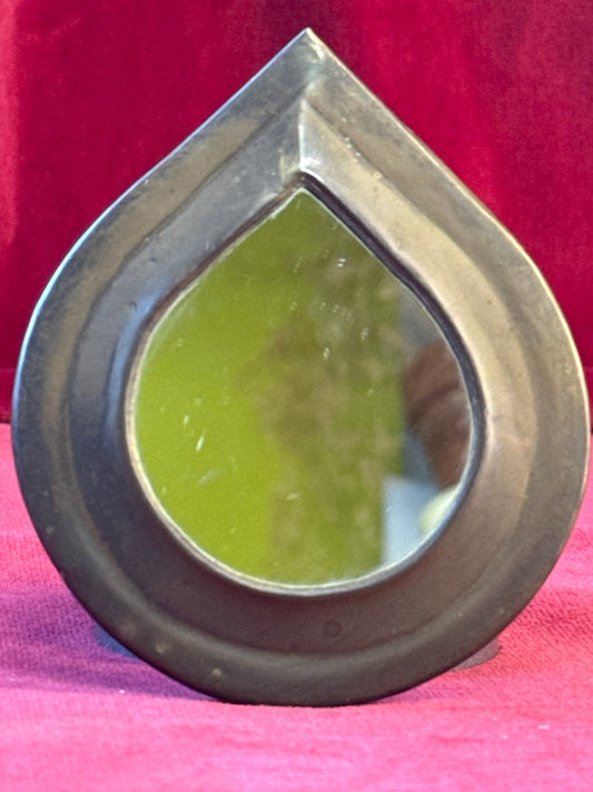 Petit miroir mural en forme de goutte, métal patiné, 11 cm