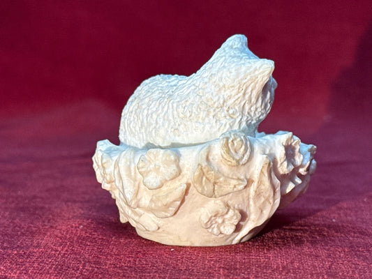 Petite figurine chat en panier fleuri Os sculpter signé lechat