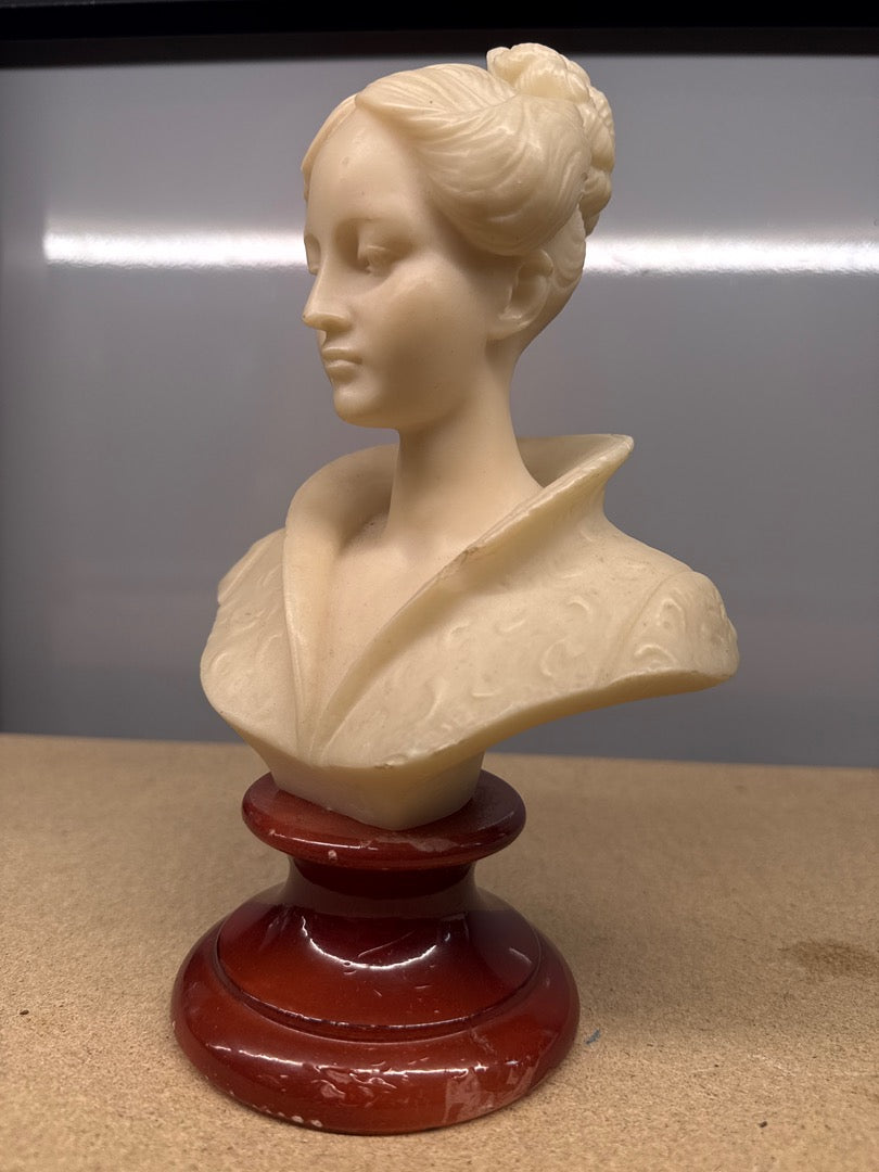 Buste de femme – albâtre ou pierre sculptée – Ornements – Vintage ivoire socle rouge