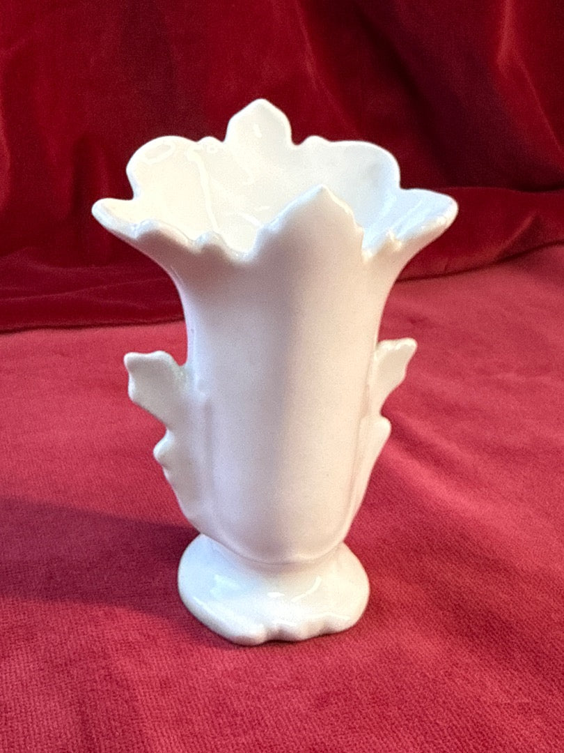 Petit vase en céramique blanche, col festonné et feuilles en relief