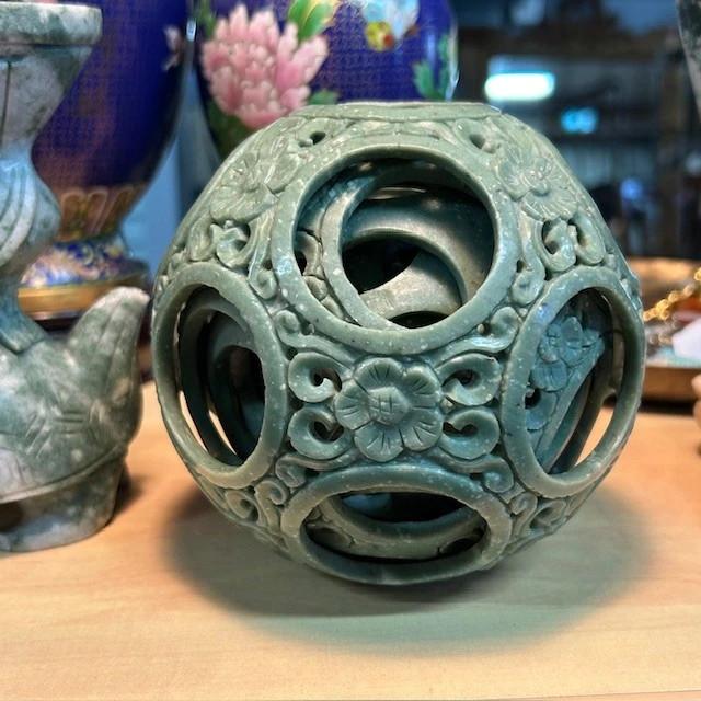 Sculpture Chinoise En Pierre Naturelle Jade Représentant Un dragon Phénix et Une Sphère