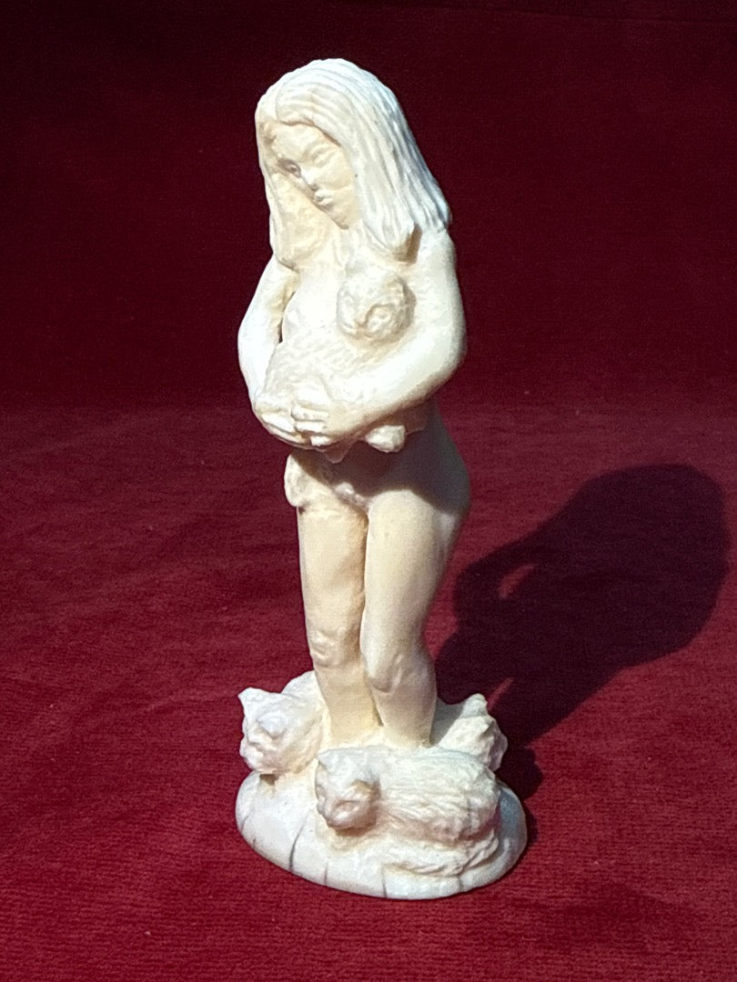 Statuette femme chats Lachat 2013 Brassens brave Magot