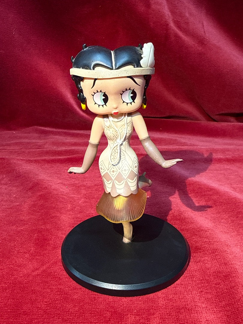 Figurine Betty Boop charleston robe beige socle noir
