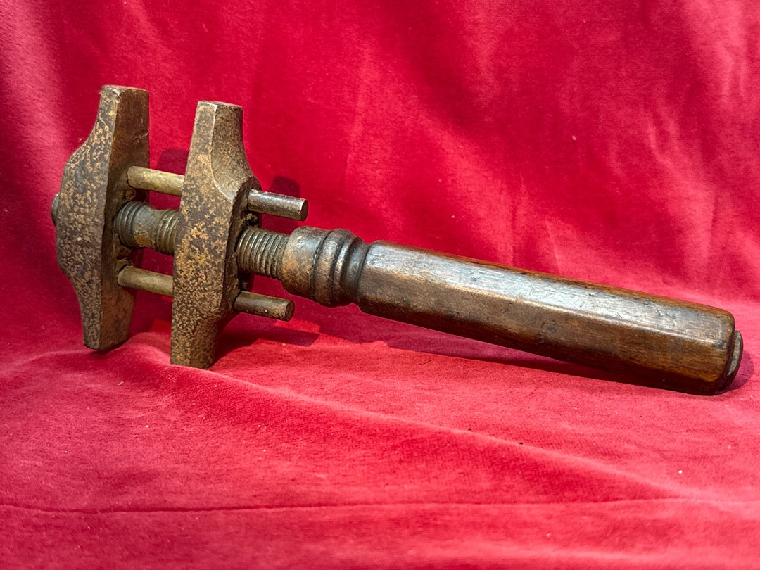 Ancienne clef a molette poignee bois outil de forge