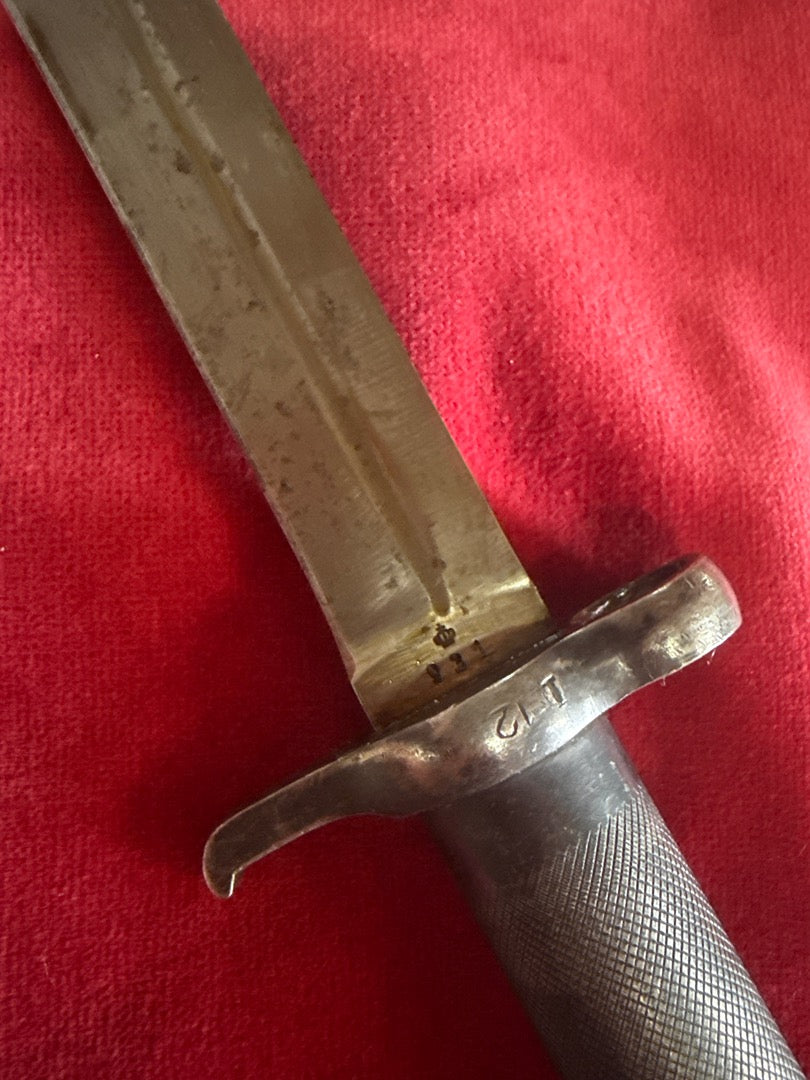 Baïonnette – Ancien couteau militaire avec fourreau