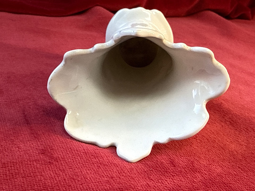 Petit vase en céramique blanche, col festonné et feuilles en relief