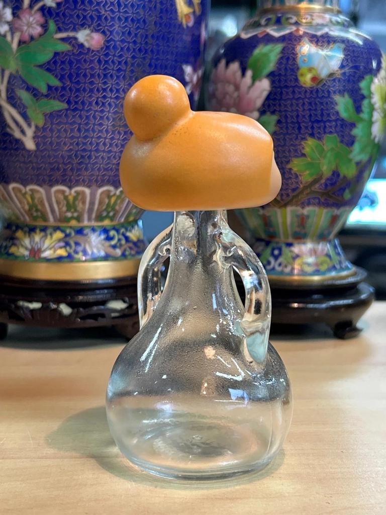 Petite bouteille en verre avec tête de femme