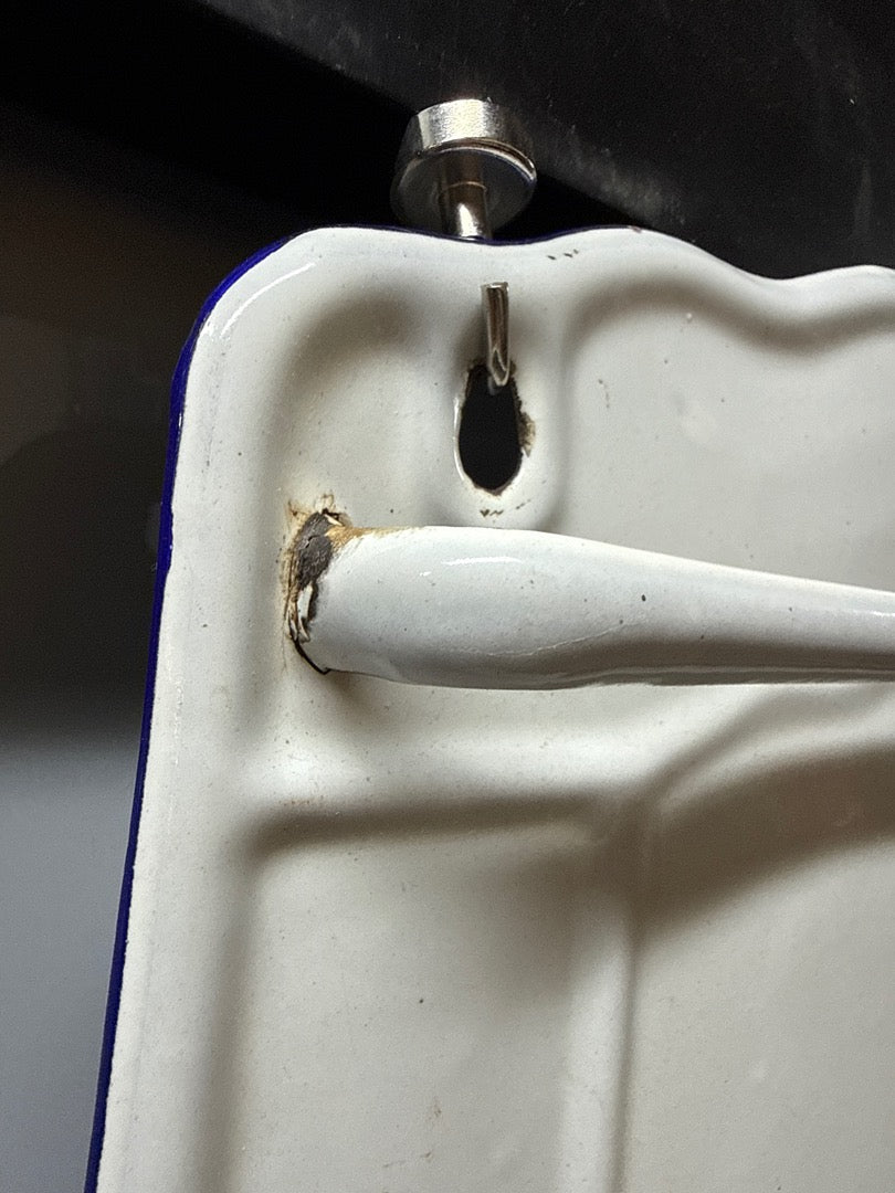 Porte-serviettes ancien – Étagère murale en métal émaillé blanc