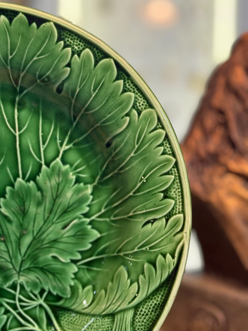 Assiette Barbotine – Décor Feuilles – Art De La Table – Vert Émaillé
