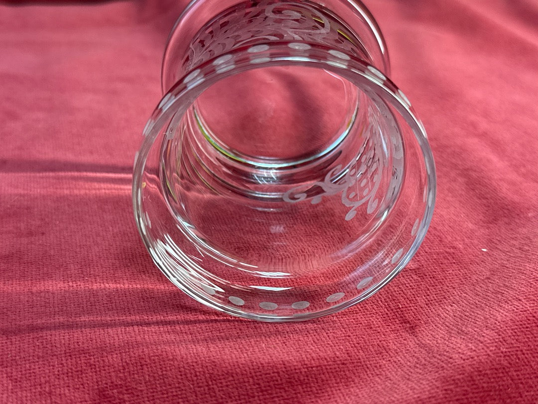 Pot en verre gravé à volutes et feuillages, avec couvercle