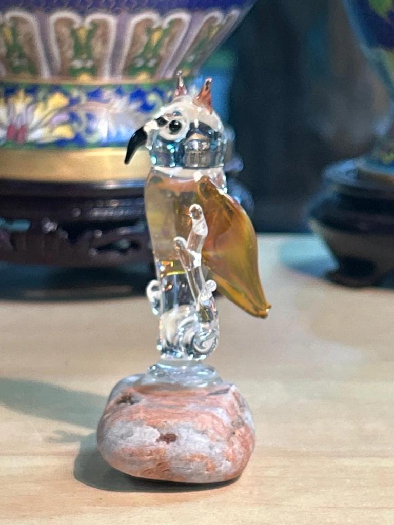 Statuette Chouette / Hibou en verre posé sur une pierre