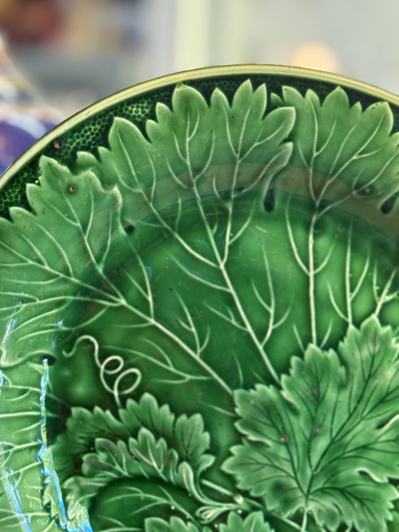 Assiette Barbotine – Décor Feuilles – Art De La Table – Vert Émaillé