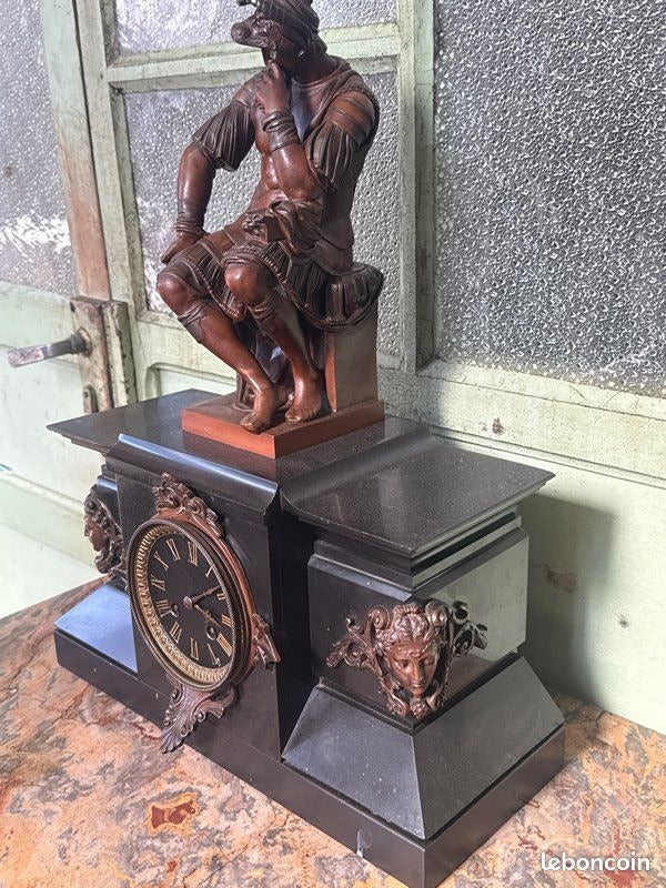 Pendule de cheminée – Marbre noir – Décoration – Statue guerrier
