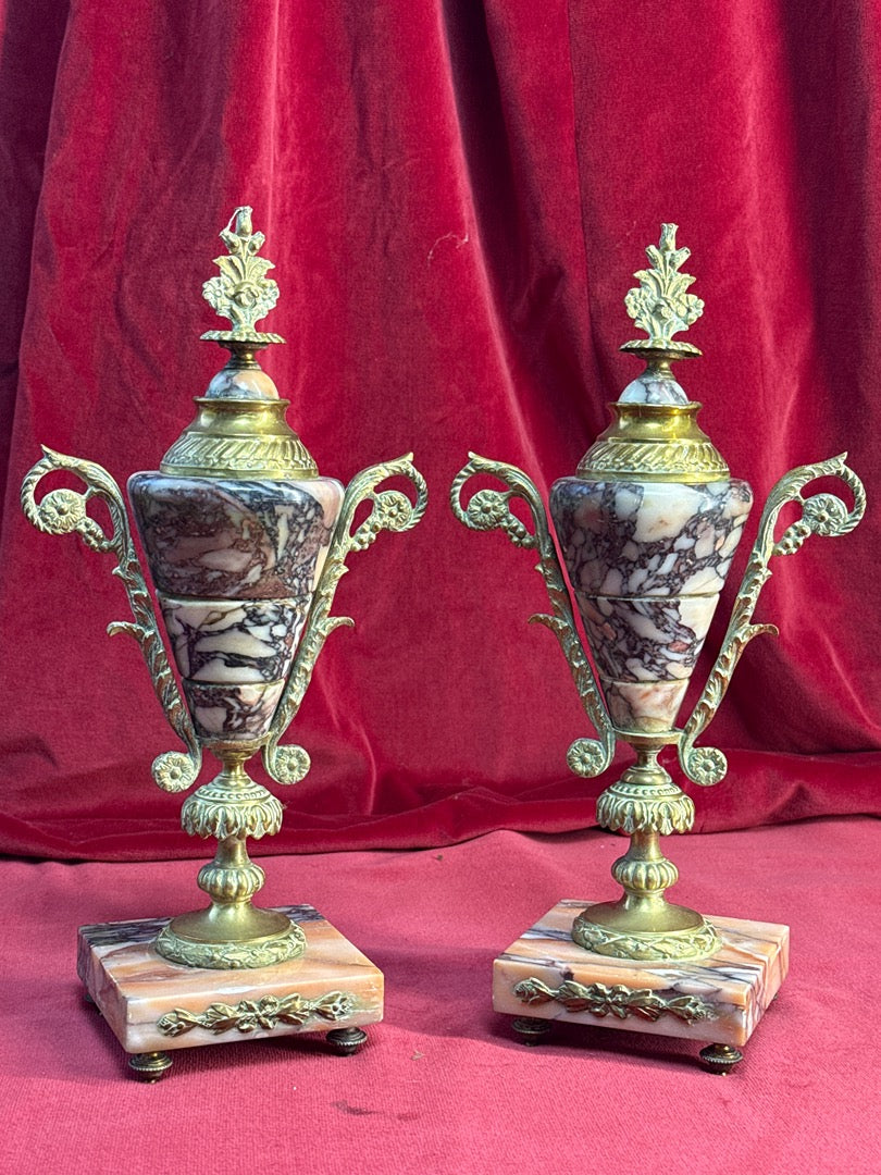 Paire de cassolettes décoratives en marbre veiné et métal doré