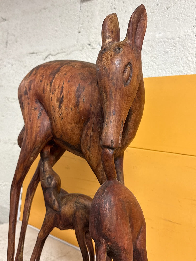 Sculpture – Biche et ses faons en bois sculpté