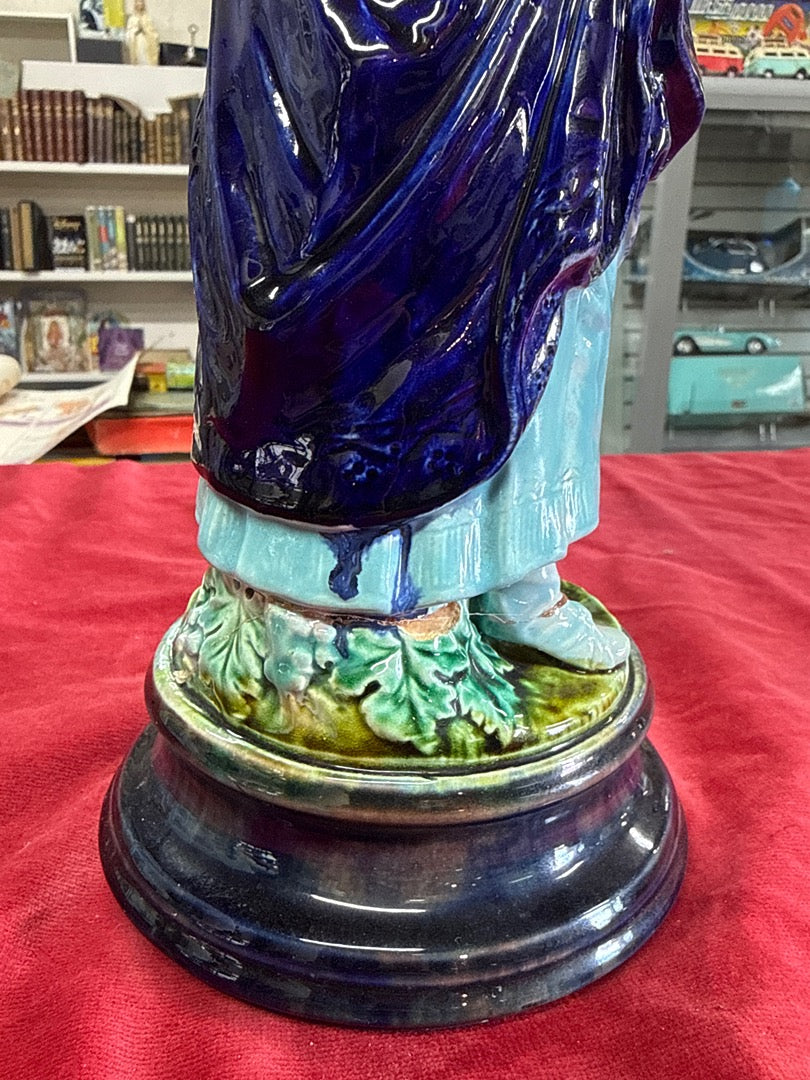 Statue en barbotine – Vintage – Ornement – Femme aux raisins bleue