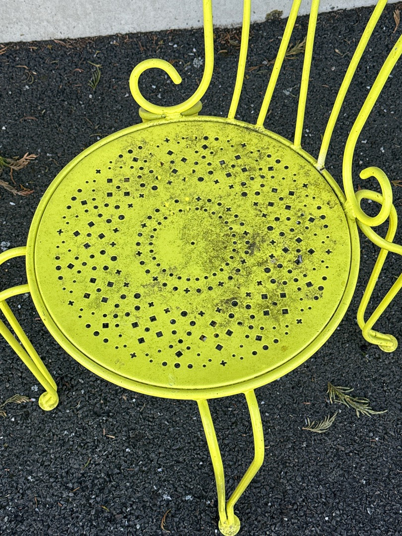 Paire de chaises de jardin en métal jaune perforé