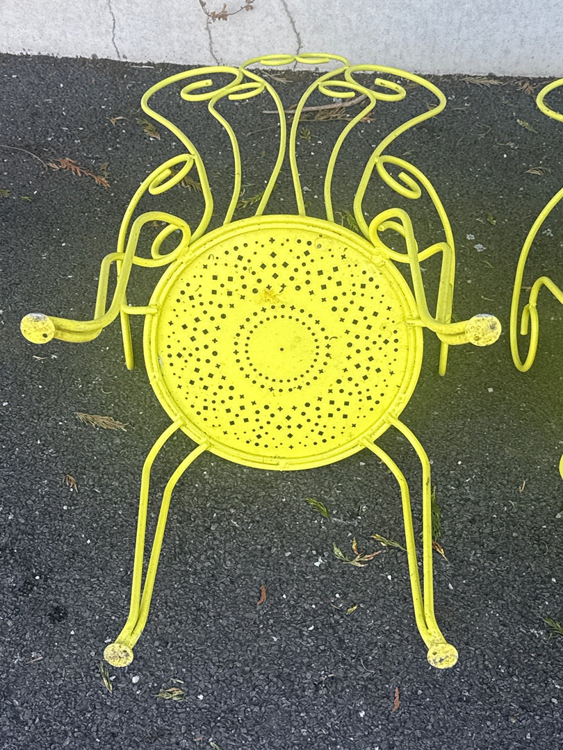 Paire de fauteuils de jardin en fer forgé jaune