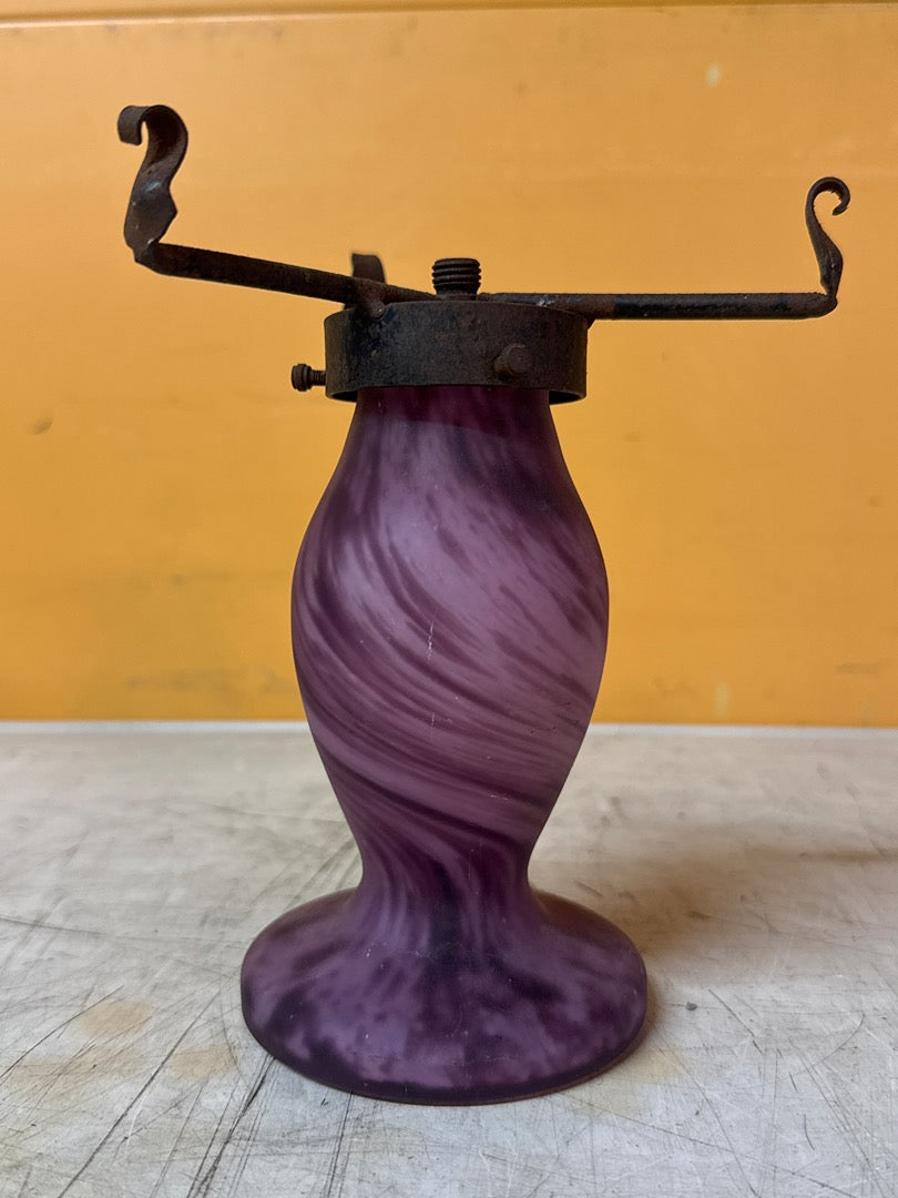 Lampe ancienne – Pied en verre violet et fer forgé