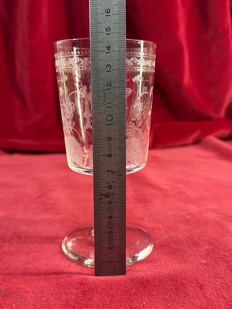 Verre à pied gravé, monogramme M et décor de baies et fleurs