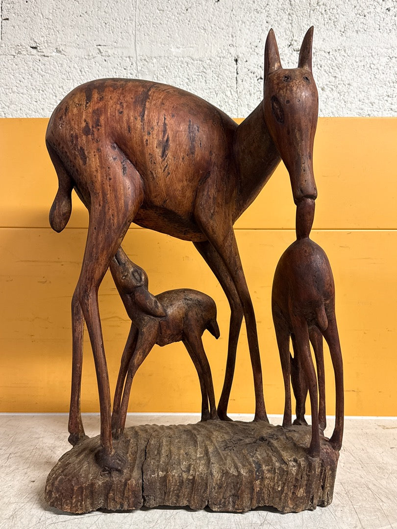 Sculpture – Biche et ses faons en bois sculpté