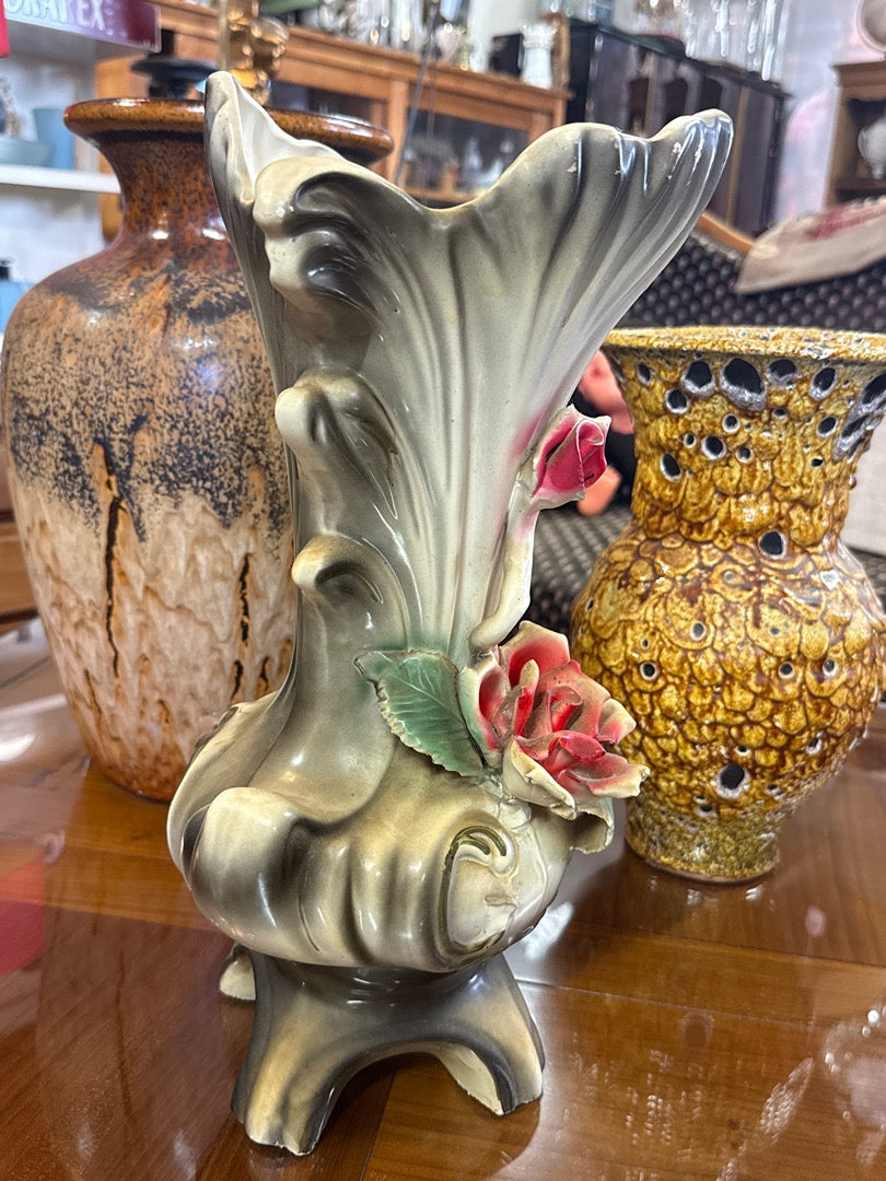 Vase – Capodimonte – Ornements – Barbotine grise rose