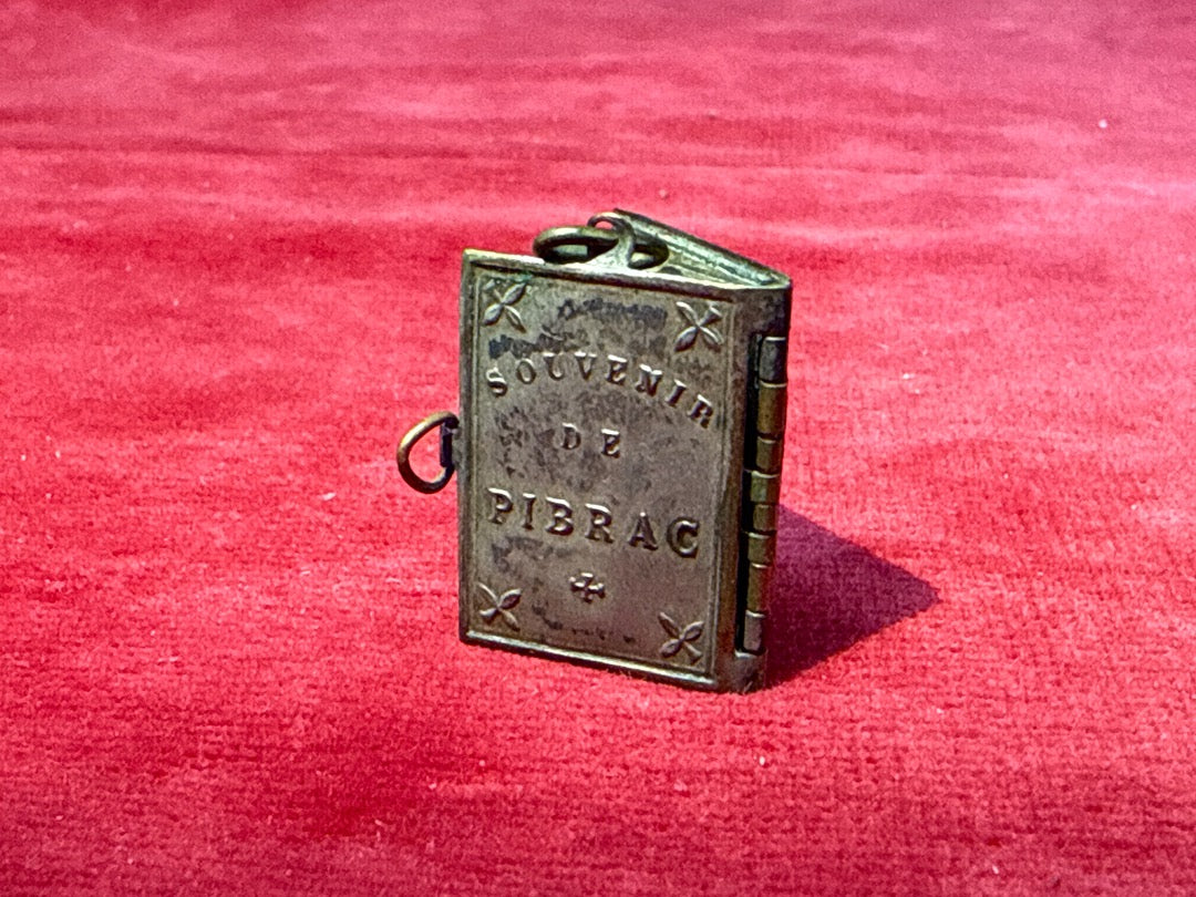Pendentif livre Souvenir de Pibrac Sainte Germaine métal