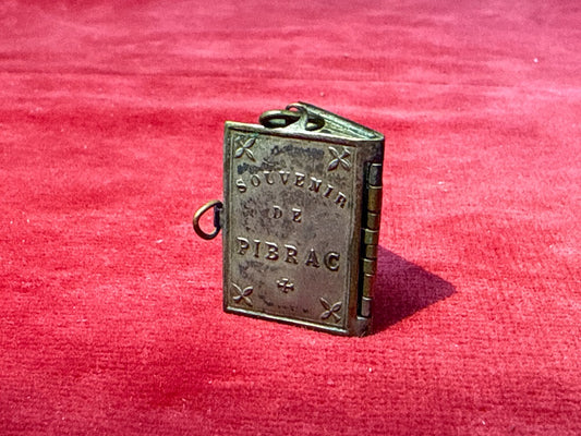 Pendentif livre Souvenir de Pibrac Sainte Germaine métal