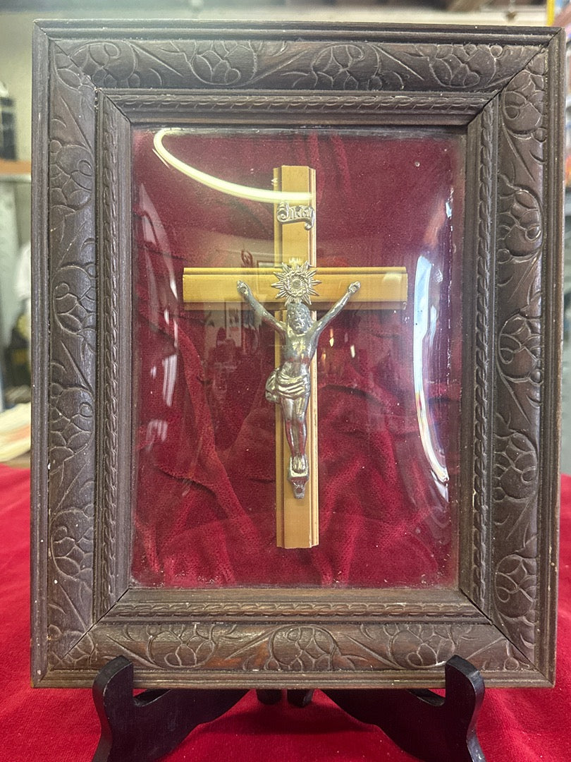 Cadre crucifix – Décoration – Velours rouge verre bombé