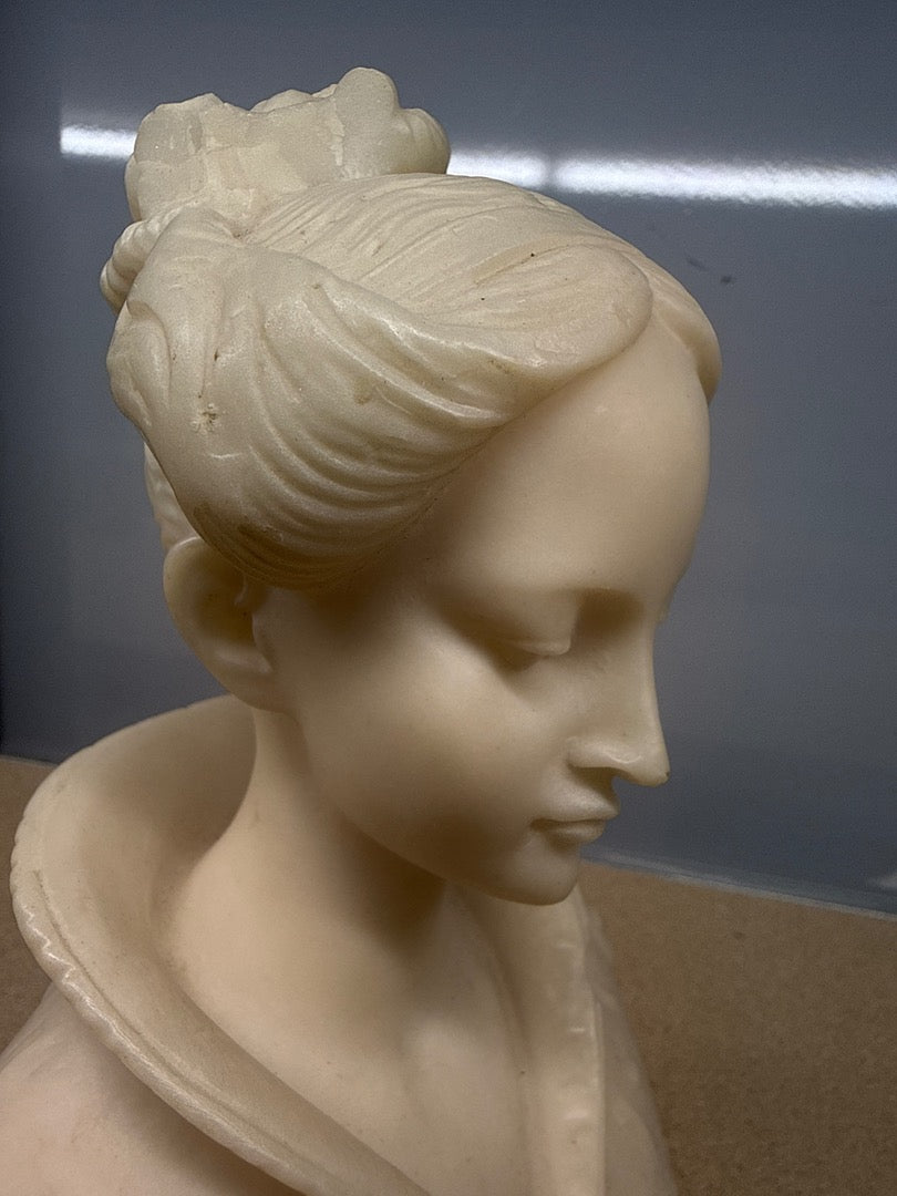 Buste de femme – albâtre ou pierre sculptée – Ornements – Vintage ivoire socle rouge