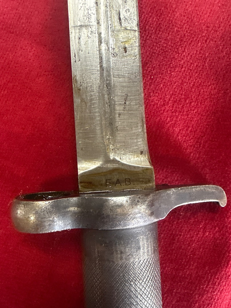 Baïonnette – Ancien couteau militaire avec fourreau
