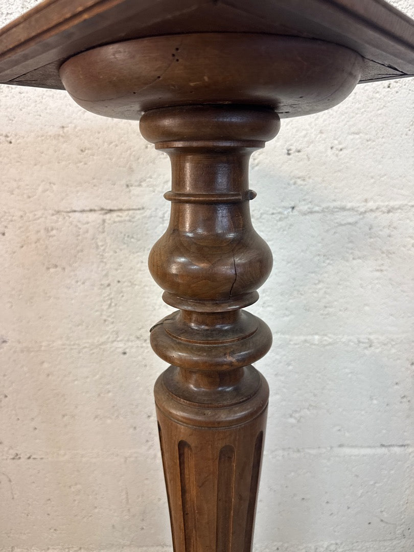 Guéridon – Colonne piédestal en bois et marbre