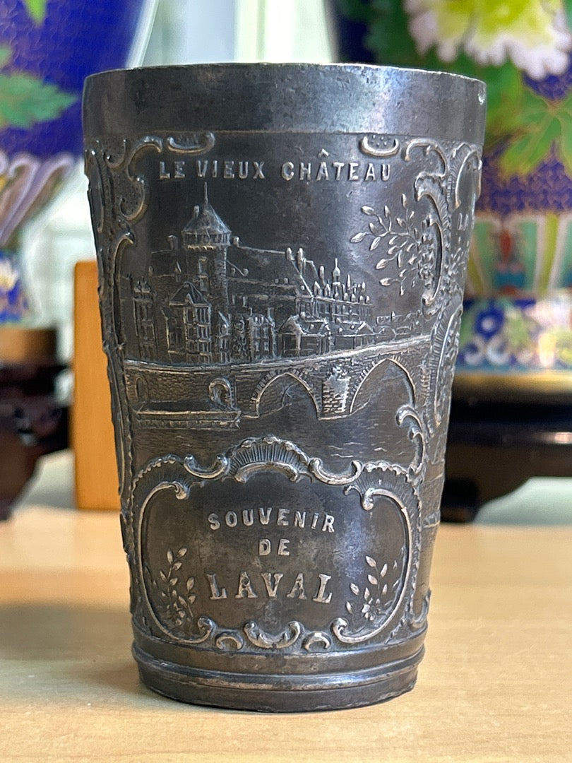 Timbale en étain – B.&k. – Objet de collection – Souvenir de Laval