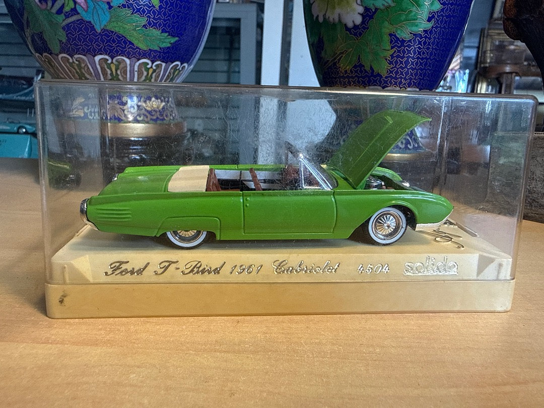 Voiture miniature – Solido Ford T-bird 1961 Cabriolet – Voiture Jouet – Vert sous vitrine