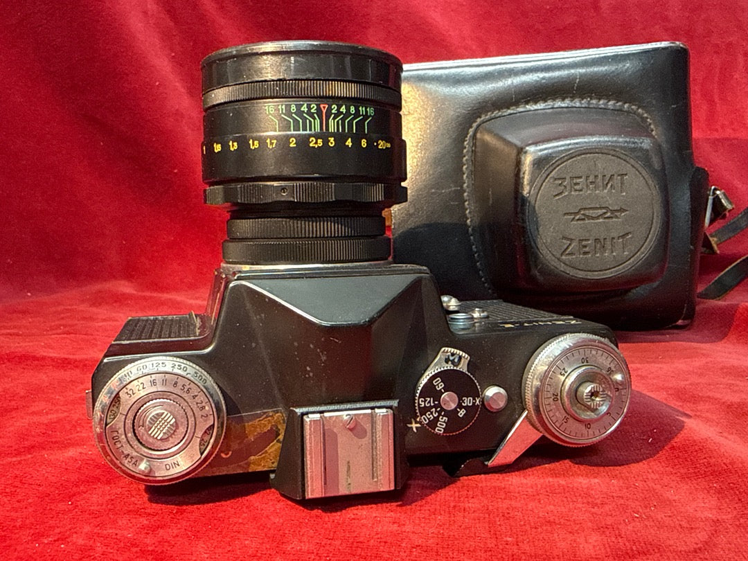 Appareil photo reflex Zenit E avec objectif Helios 44-2 et étui